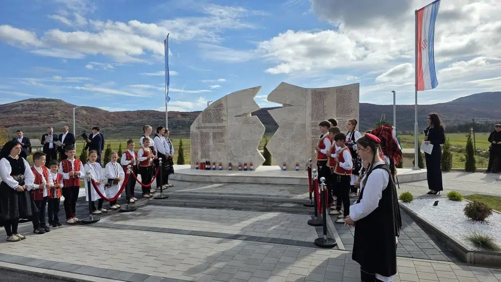 U Roškom Polju svečano otvoren Park sa spomen obilježjem poginulim hrvatskim braniteljima