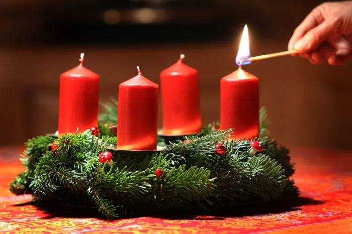 Danas se pali prva svijeća na adventskom vijencu, evo što on označava