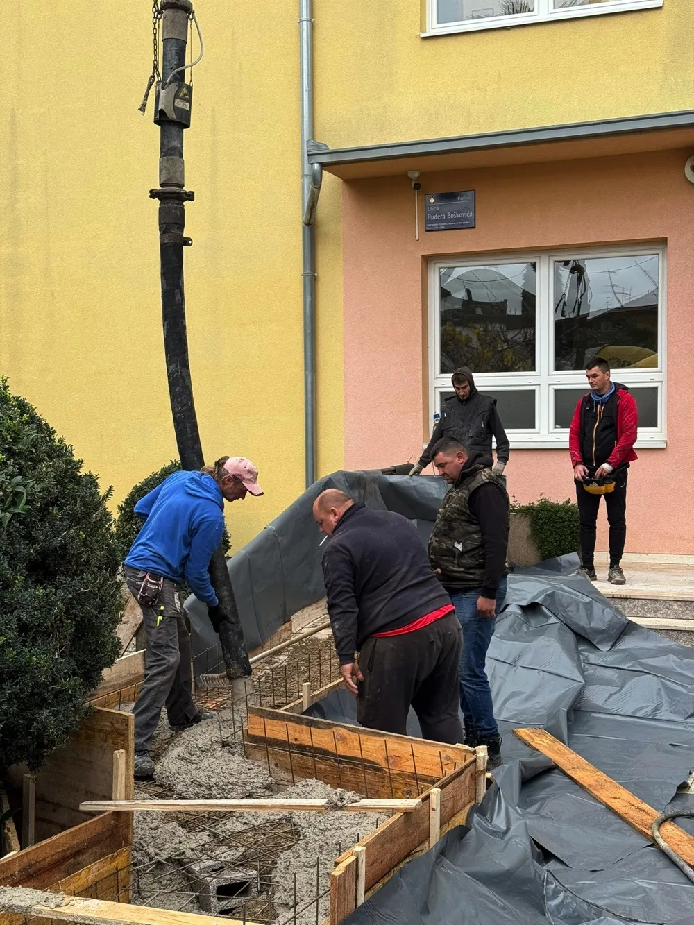 FOTO | Škola postaje pristupačnija: Nova rampa pruža podršku učenicima s invaliditetom