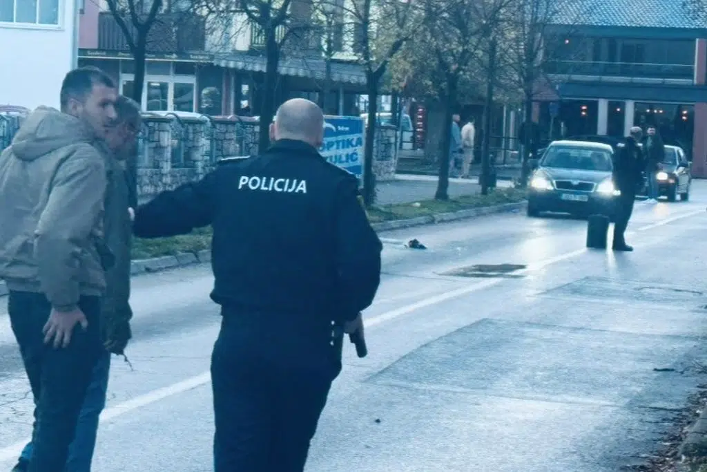 Kalesija: Lopovi vezali vlasnika zlatare, pucali na policiju pa pobjegli Golfom, jedna osoba smrtno stradala
