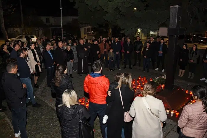 Paljenje svijeća i molitva u znak sjećanja na žrtvu Vukovara u Domovinskom ratu