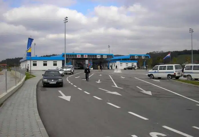 VIDEO / Livnjacima granica “pred kućom”, a moraju ići na