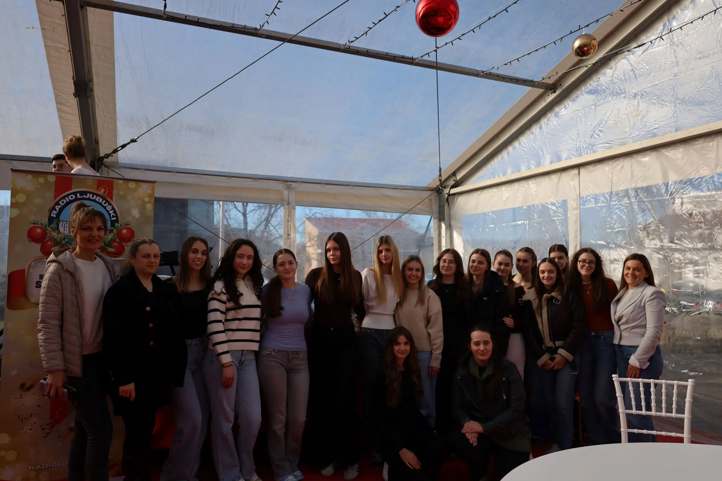 U sklopu Adventa u Ljubuškom održan Tematski dan Gimnazije Ljubuški i predstavljanje slikovnice “Božićna stvaraonica – 8 čudesnih medenjaka”