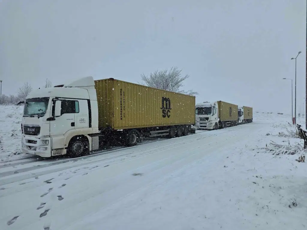 Kolone na pojedinim graničnim prijelazima, snijeg mjestimice otežava promet