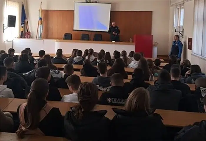 FOTO | Čapljinskim srednjoškolcima održano predavanje o opasnosti droga, alkohola i duhana
