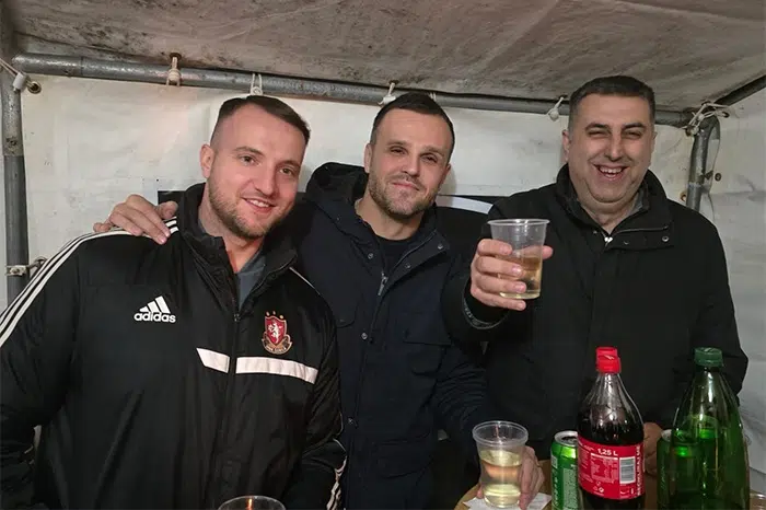 FOTO | Primjer zajedništva u Čapljini: Stanari zajedno ispraćaju 2025. i dočekuju 2026. godinu
