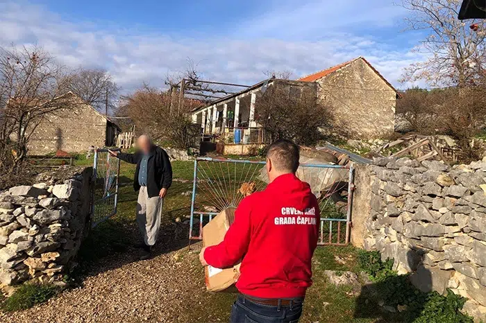 FOTO | U humanitarnoj akciji ”Mjesec darivanja” podijeljeno 146 obiteljskih paketa