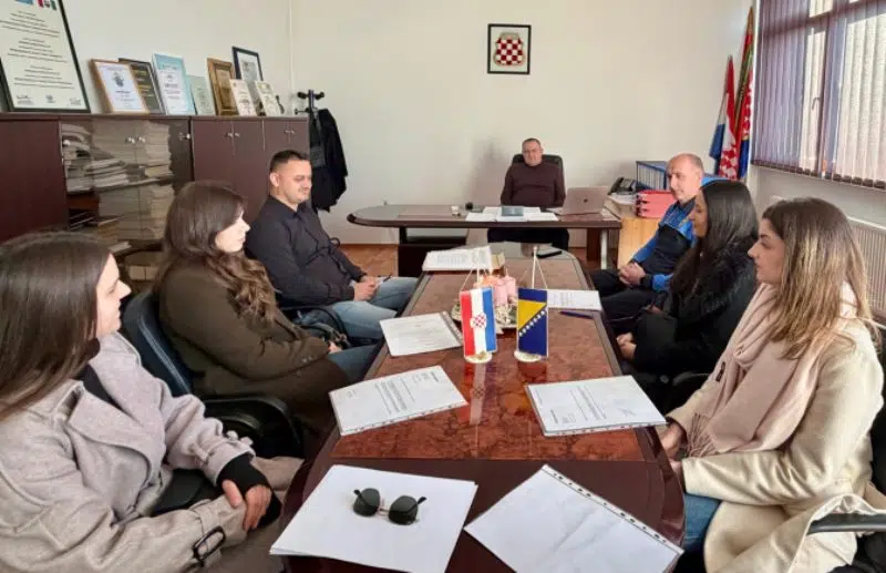 POTPISIVANJEM ugovora s Ministarstvom unutarnjih poslova HBŽ šest novih kadeta službeno započelo obuku za čin “mlađi inspektor”