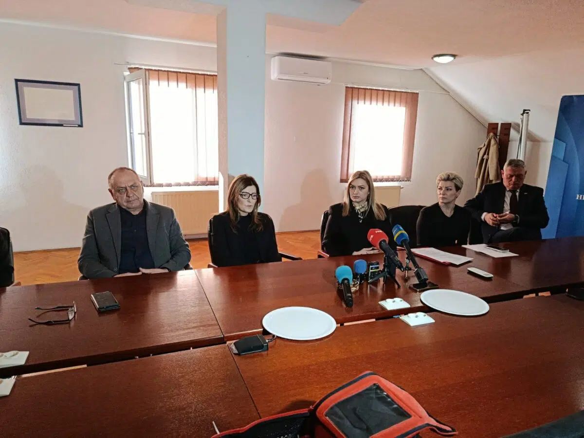 U Vladi održana konferencija za medije u vezi blokade računa medicinskih ustanova u HBŽ