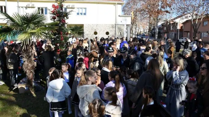 „Advent u Brotnju“ počinje zajedničkim ukrašavanjem božićnog drvca
