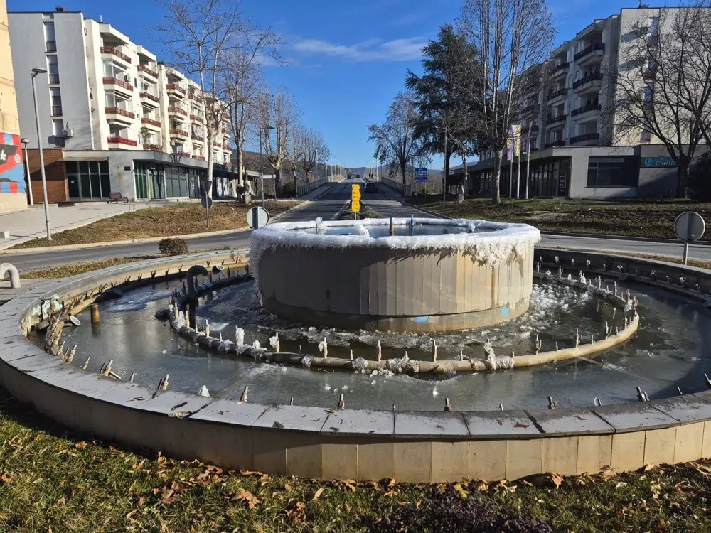FOTO | -6°C u Čapljini: Niske temperature zaledile fontanu kod mosta