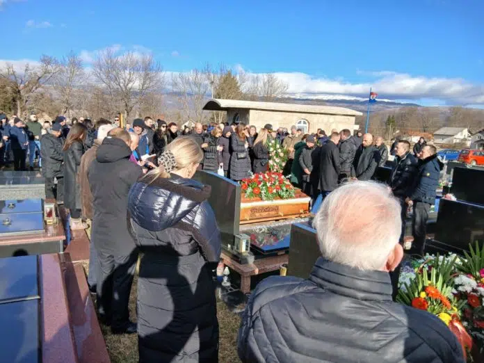 U Livnu pokopana majka vukovarskog heroja, njena fotografija obišla je
