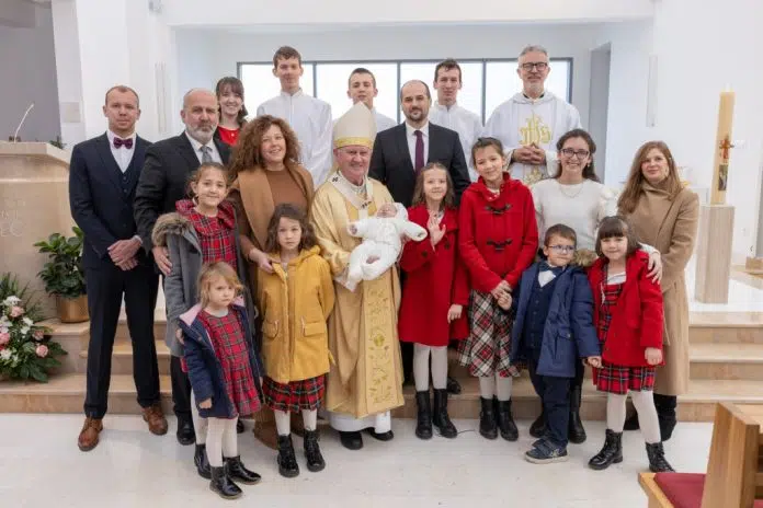 Svaka čast! Obitelj Stipanović iz Dugopolja krstila 15. dijete!