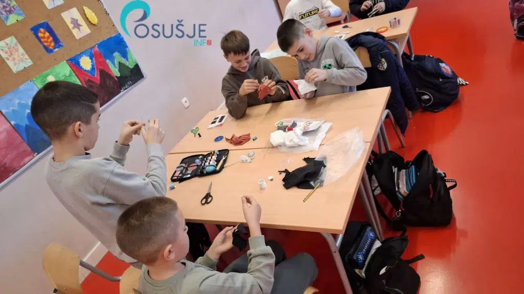 FOTO Male ruke, velike vještine: petaši u Posušju uče šivati