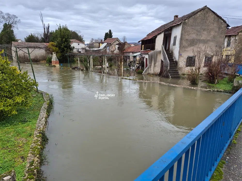 FOTO | Trebižat prijeti kućama: Vodostaj rekordan, krenulo postavljanje vreća sa pijeskom