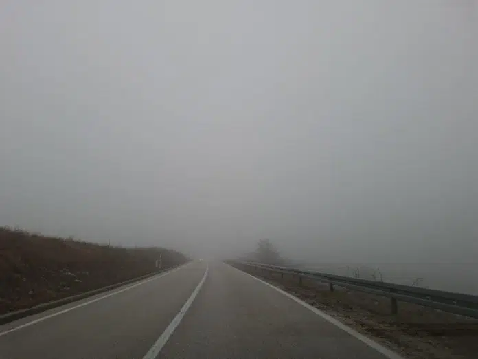 Mokar kolnik, magla i odroni kamenja: vozačima se savjetuje oprez