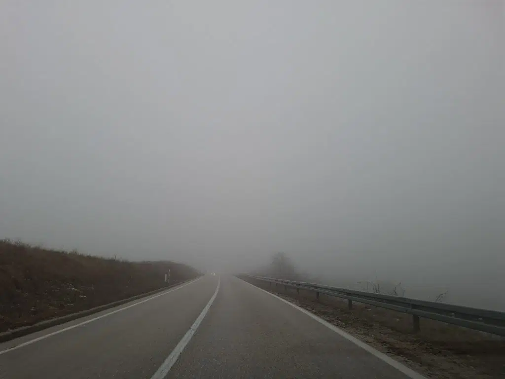 Mokar kolnik, magla i odroni kamenja: vozačima se savjetuje oprez