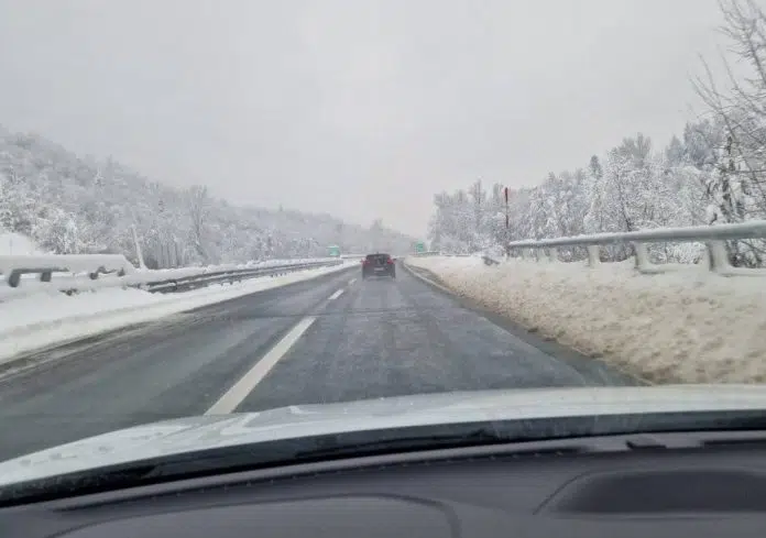 Snijeg otežava promet širom BiH