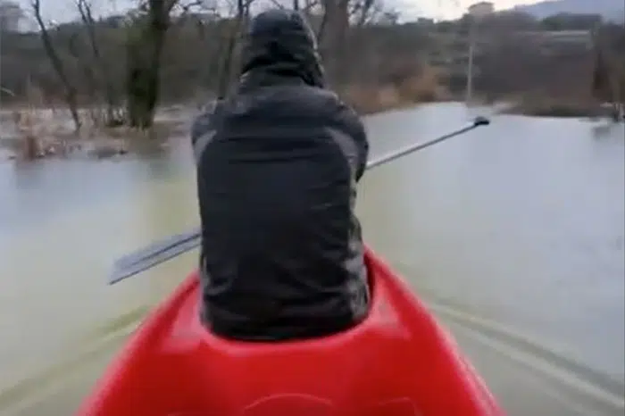 VIDEO | Vožnja kanuom kroz nabujali Trebižat: Snimke izlijevanja rijeke, poplavljenih kuća i dvorišta