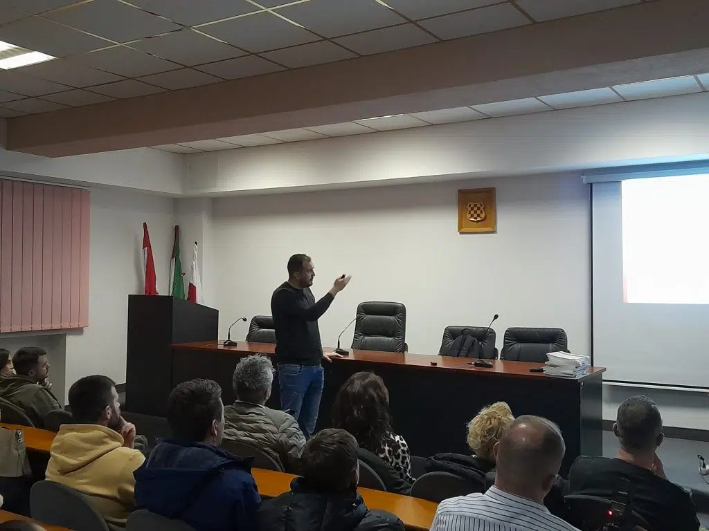 Prepuna dvorana u Tomislavgradu: Blidinje jezero nije dar ledenjaka, nego ljudskih ruku