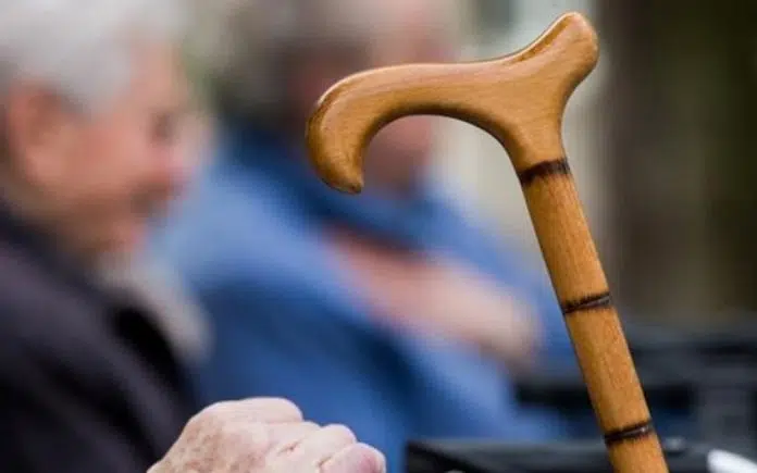 Umirovljenica optužena za napad štakom i daskom