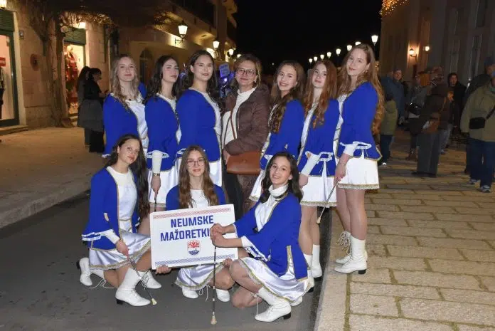 FOTO: Neumske mažoretkinje na Međunarodnom karnevalu 57. Praznika mimoze u
