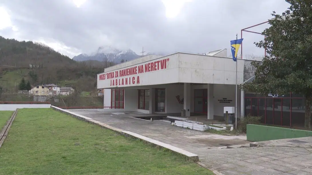 Osuđen zbog širenja mržnje pored ratne masovne grobnice – hip.ba