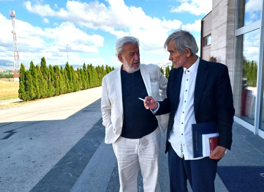 Tomislav Marijan Bilosnić: “Stjepan Čuić u duvanjskoj kovačiji” i “Adio prijatelju”