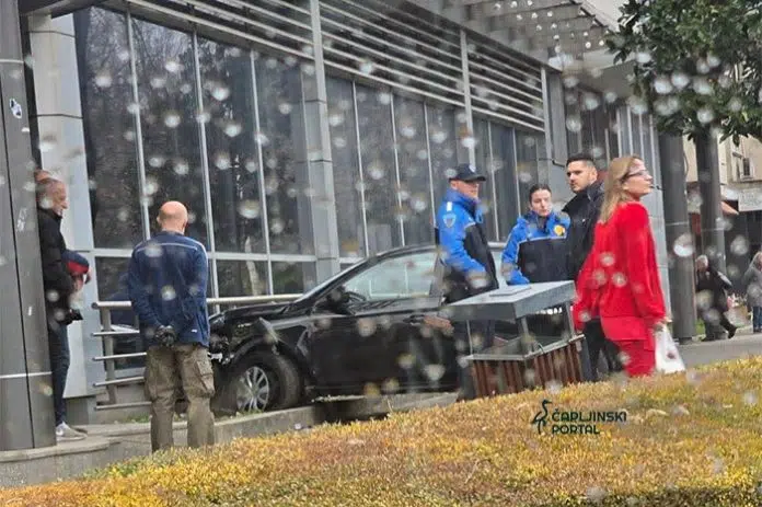 FOTO | Čapljina: Vozačica se Opelom zabila u Poštu