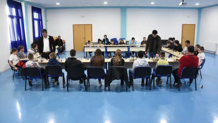 Vrsni šahovski majstori odigrali simultanku s mladim šahistima