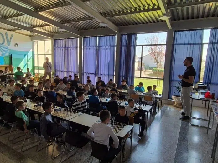 FOTO | U OŠ Lipanjske zore održan šahovski turnir povodom