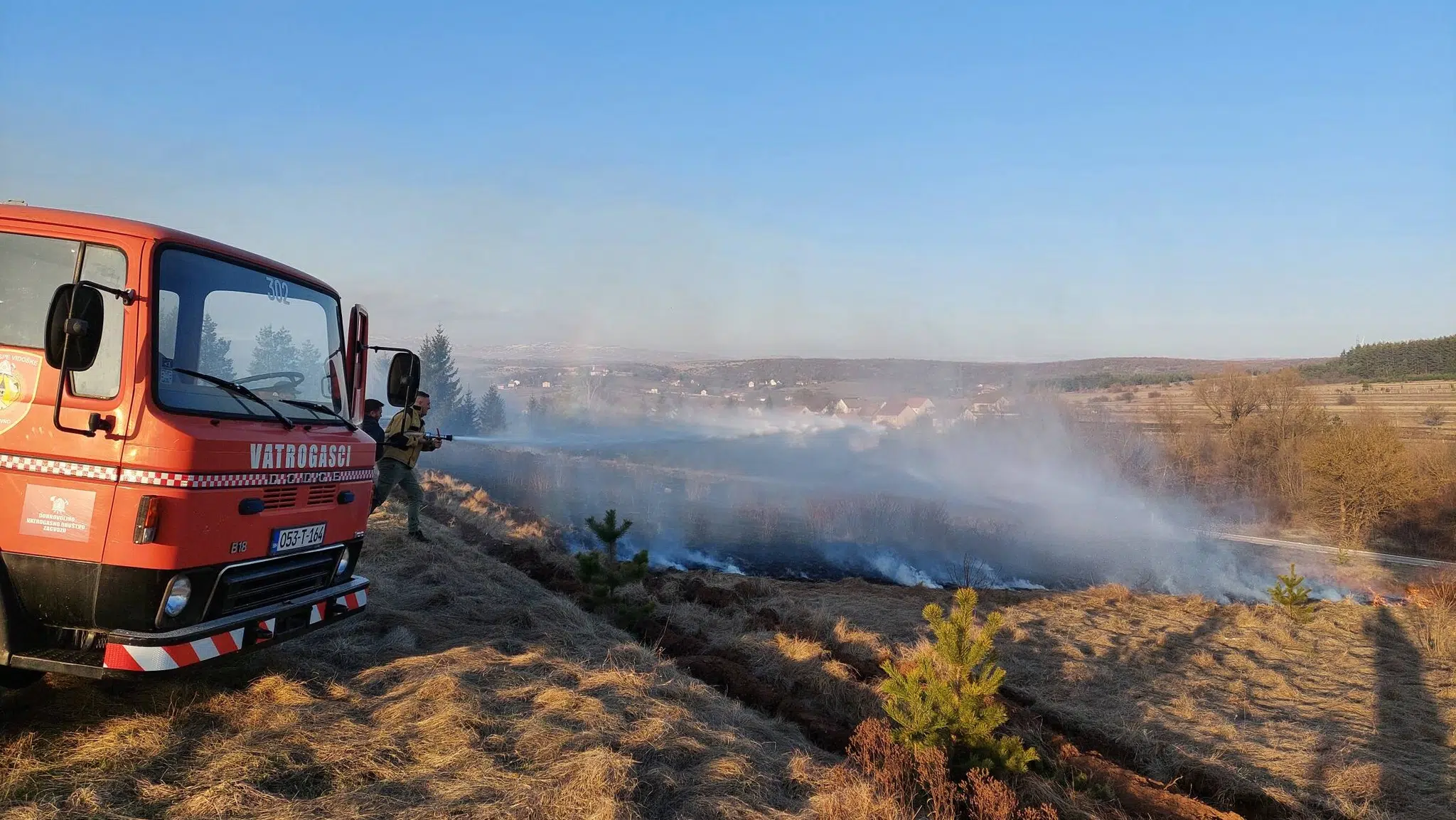 Livno / Saniran požar na otvorenom prostoru u Lopaticama