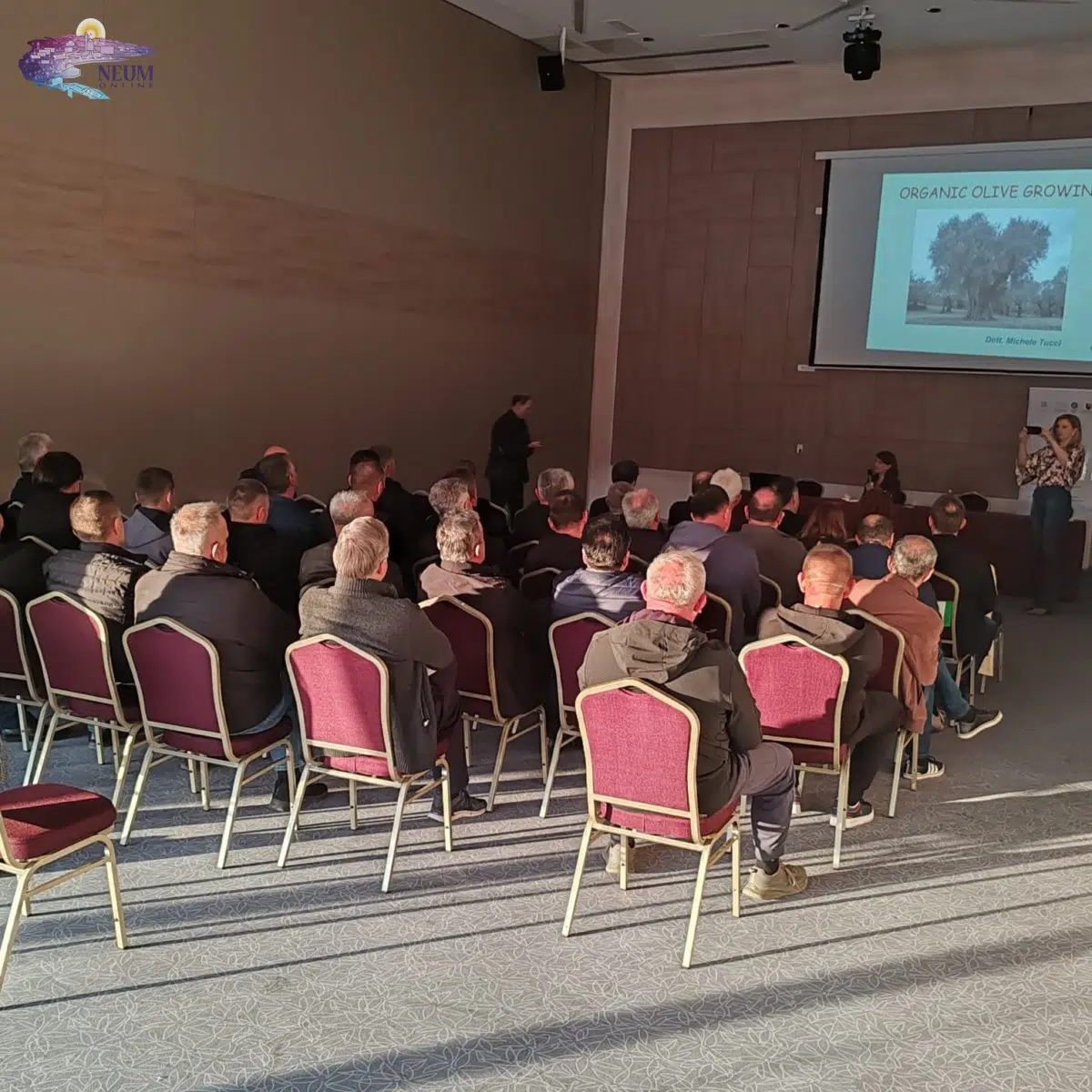FOTO: U Neumu održano predavanje za poljoprivrednike na temu poljoprivrednih Zadruga i izazova u maslinarstvu