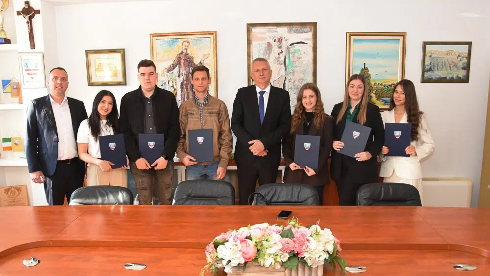 Načelnik Radišić dobitnicima rektorovih i dekanovih nagrada uručio pohvalnice i prigodne darove