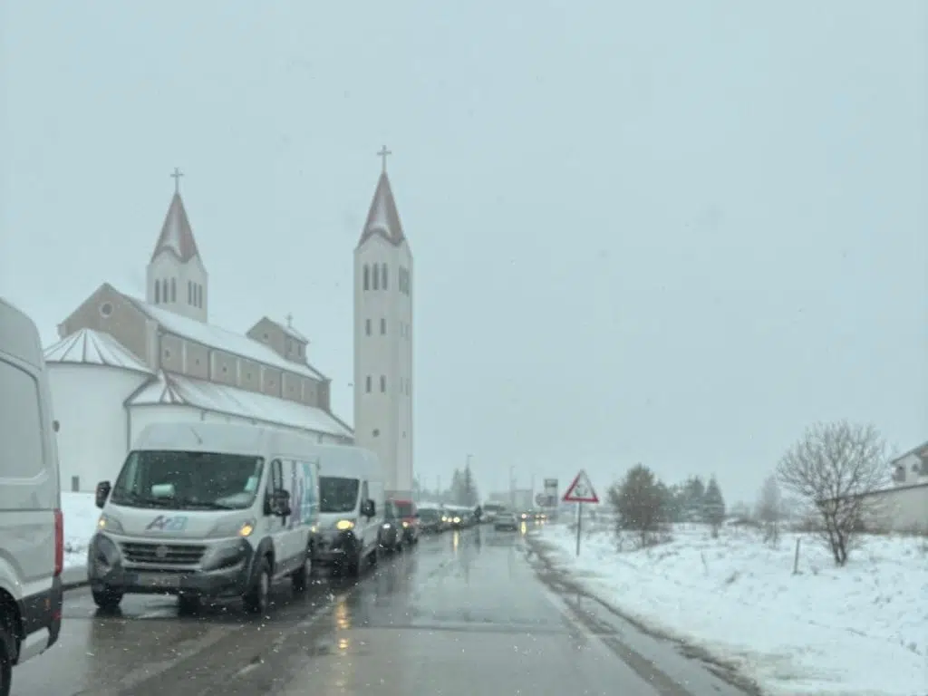 PROMETNI KOLAPS NA KOPRIVNICI: Snijeg zatvorio dionicu Bugojno – Kupres