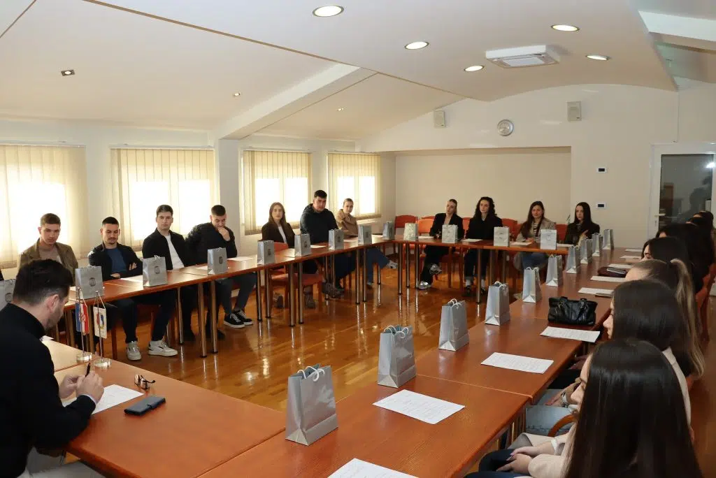 FOTO Potpisani ugovori za stipendije Općine Posušje: 36 studenata ostvarilo pravo na potporu