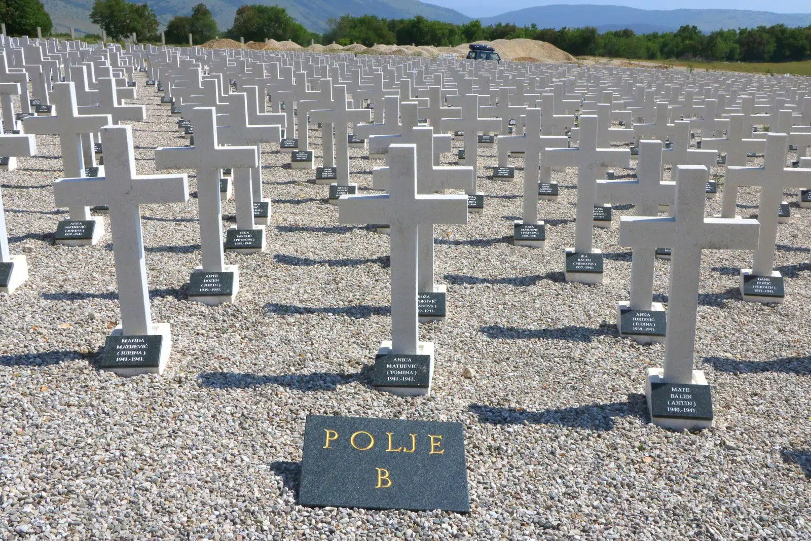 GROBLJE MIRA: U 7. CIKLUSU PODIŽU SE 72 NOVA BIJELA KRIŽA S IMENIMA DUVNJAKA STRADALIH U DRUGOM SVJETSKOM RATU I PORAĆU