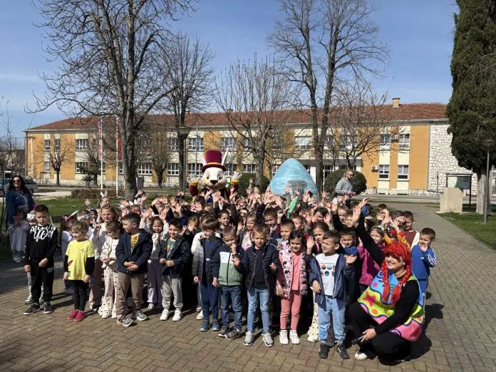 Ljubuški: U gradskom parku postavljena dvometarska uskrsna pisanica