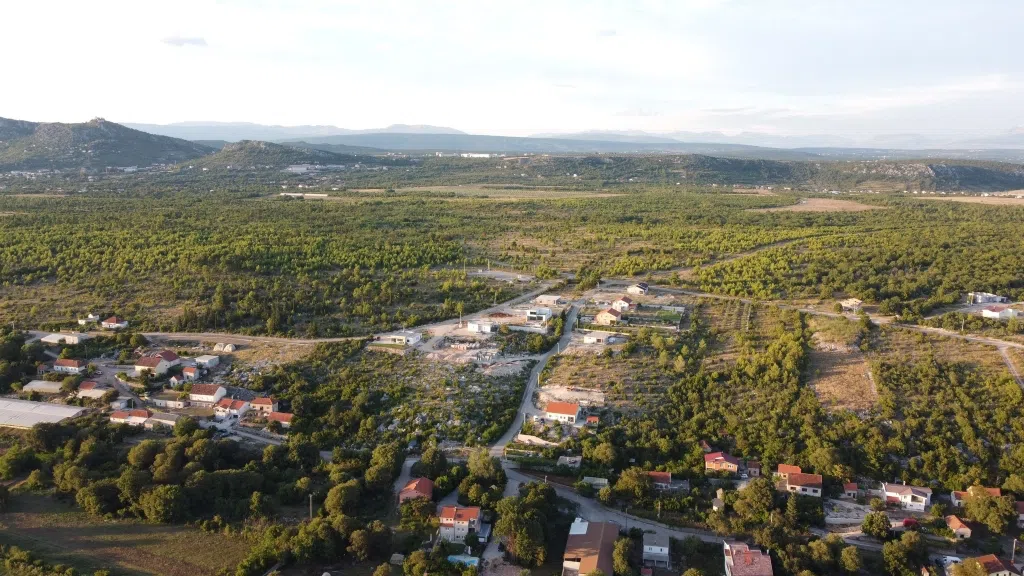 Poziv vlasnicima katastarskih čestica u MZ Hrašljani: Obavijest o uvidu u prostorne karte i mogućnost dostave prijedloga