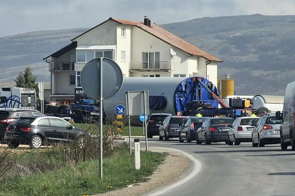 Dva mjeseca prometnog zastoja: Počeo transport za vjetroelektranu na Tušnici uz rastuće nezadovoljstvo mještana