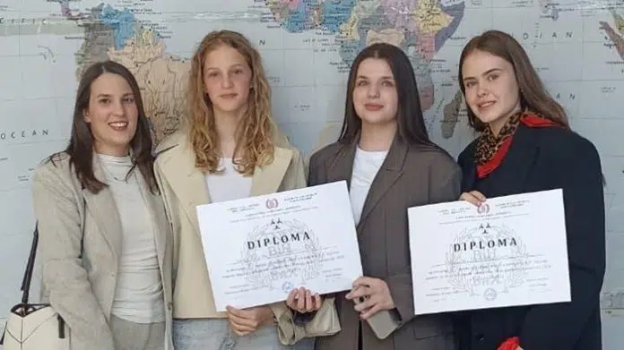 Učenice 9. A razreda OŠ fra Didaka Buntića iz Čitluka