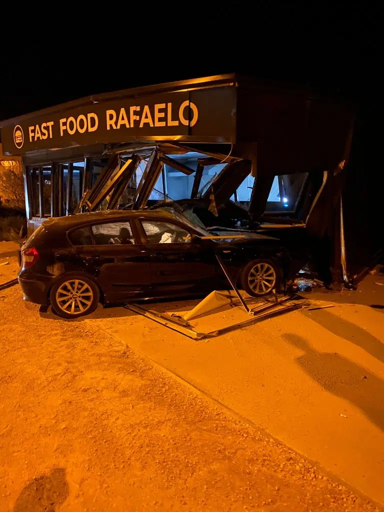 Otvoren u petak, razbijen u nedjelju: BMW uništio fast food u Posušju