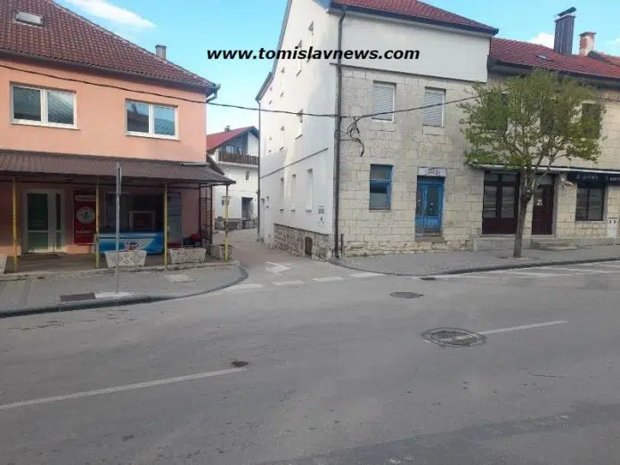 FOTO KRITIKA: Stanari mole vozače da ne parkiraju u prolazu-na