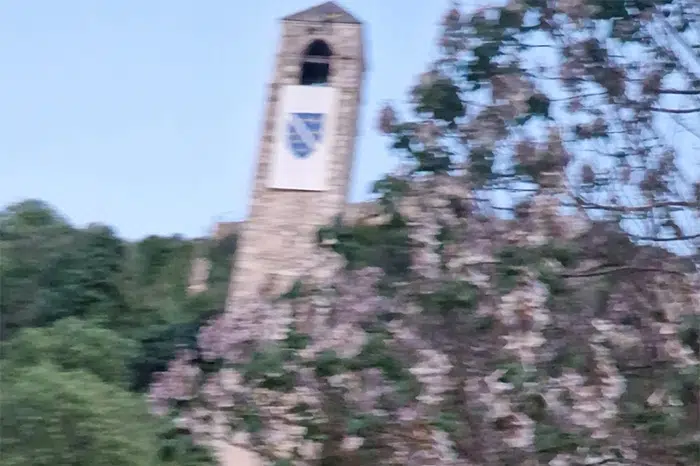 Gradska uprava osudila postavljanje zastave sa ljiljanima na kulu u Počitelju