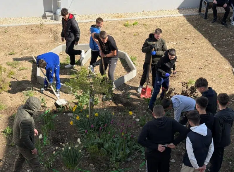 FOTO POHVALA: Učenici i djelatnici Osnovne škole Ivana Mažuranića sudjelovali su u nizu ekoloških i edukativnih aktivnosti u očuvanju okoliša