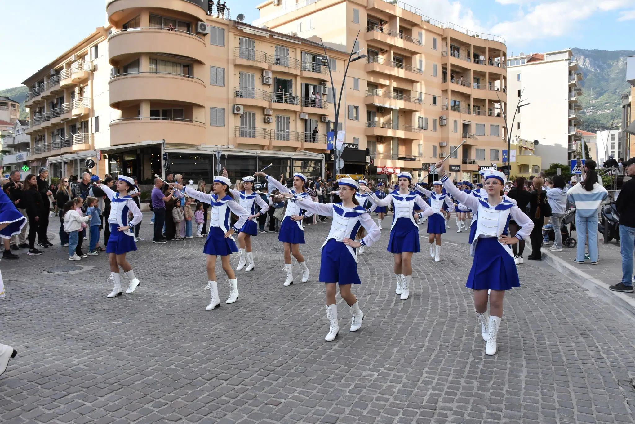 Neumske mažoretkinje na prestižnom XXIII. međunarodnom Budvanskom turističkom karnevalu