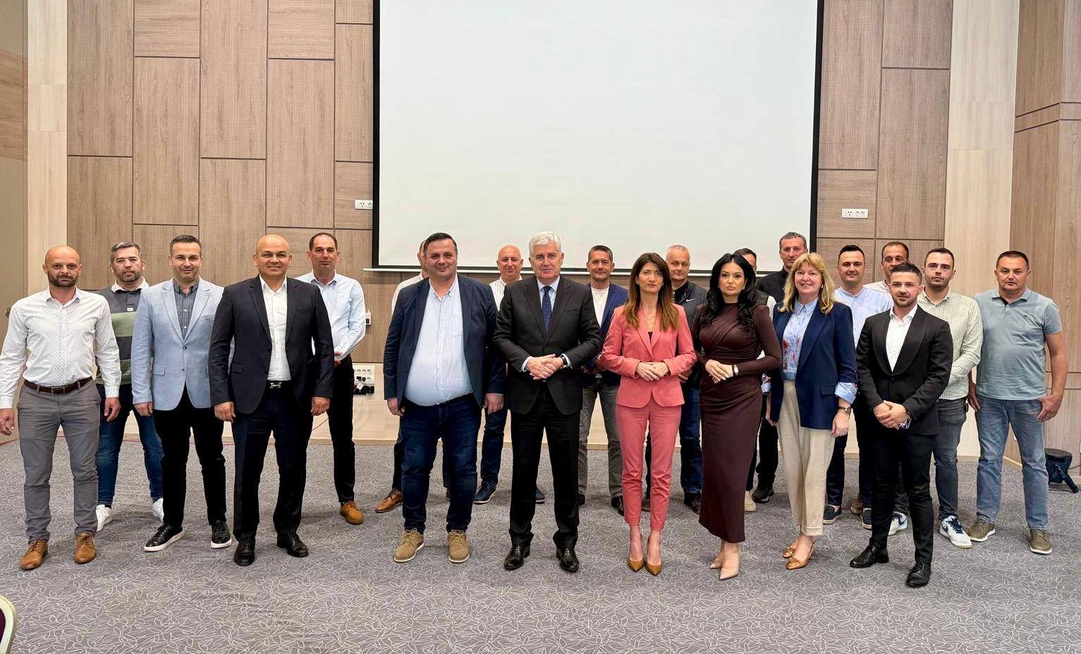 Predsjednik Čović i dopredsjednica HDZ-a BiH Darijana Filipović na sastanku u Neumu