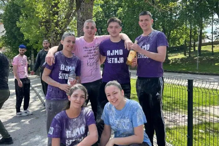Šetnjom kroz grad maturanti obilježavaju završetak srednjoškolskog obrazovanja (foto /