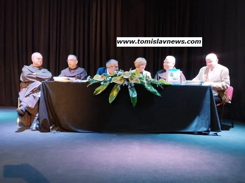FOTO/VIDEO ČESTITKA: Večeras je u kino-dvorani KIC-a predstavljena Monografija „Župa sv. Franje Bukovica“ autora dr. fra Roberta Jolića