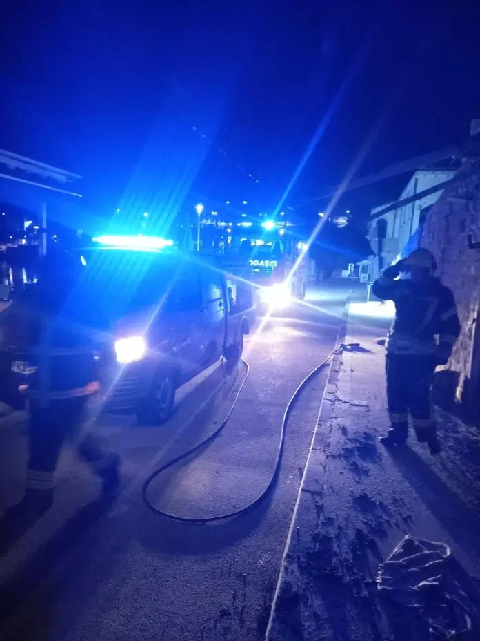 FOTO: Požar ispred ugostiteljskog objekta u Neumu